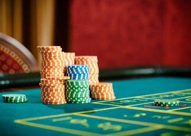 American Roulette wheel and betting layout on buahtoto live dealer table